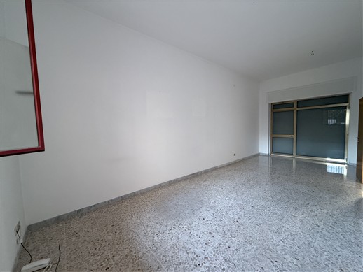 Locale Categoria Catastale A/10. Piano Terra, Ingresso Indipendente.
